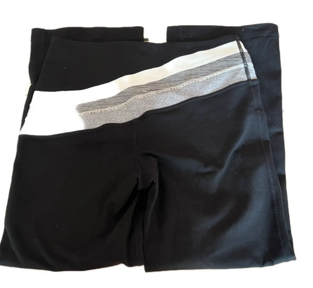 Lululemon Black Flared Capris Leggings w/Accent Waistband Size 4 MSP$128