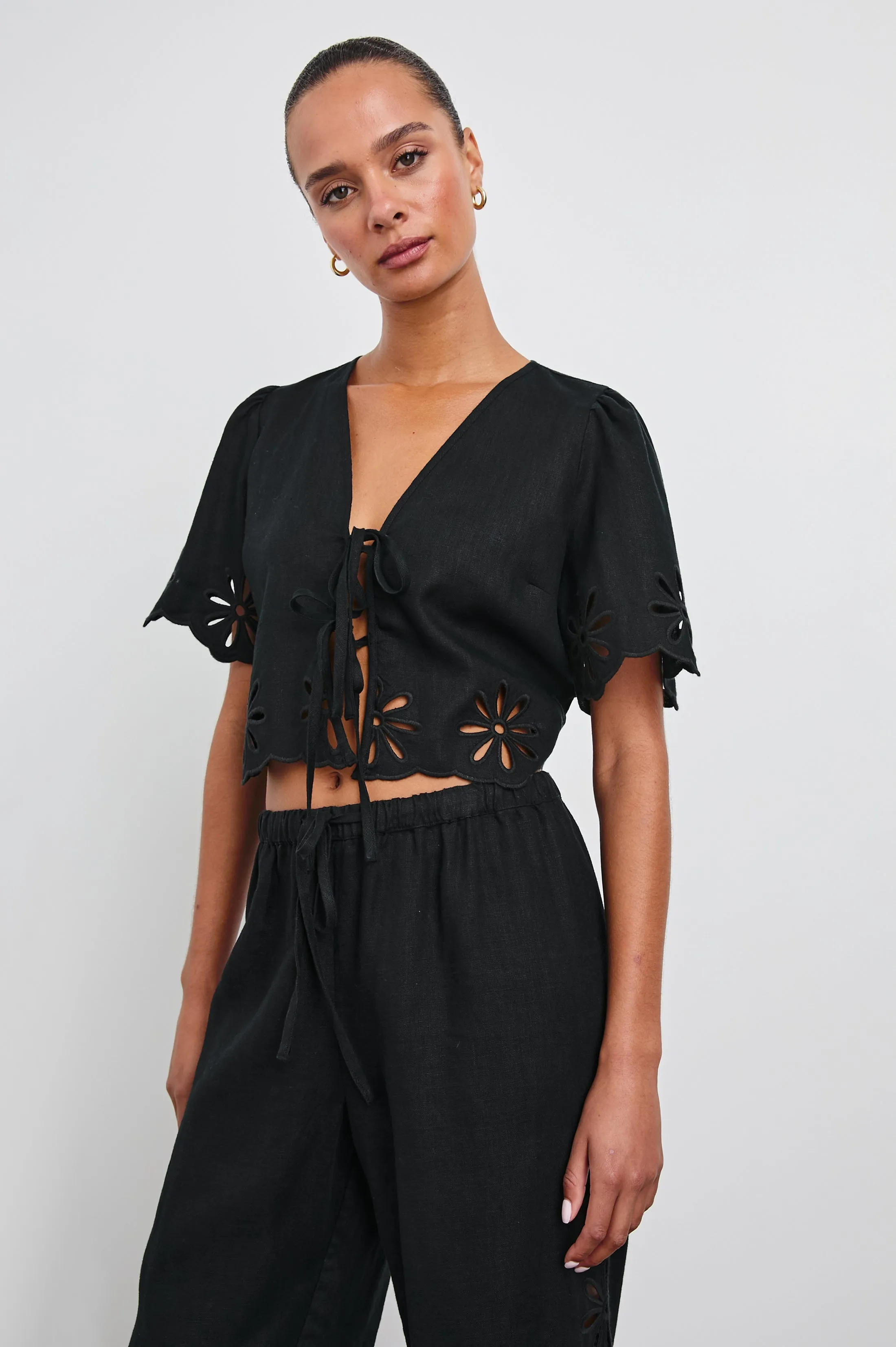 PARI TOP - BLACK EYELET Rails