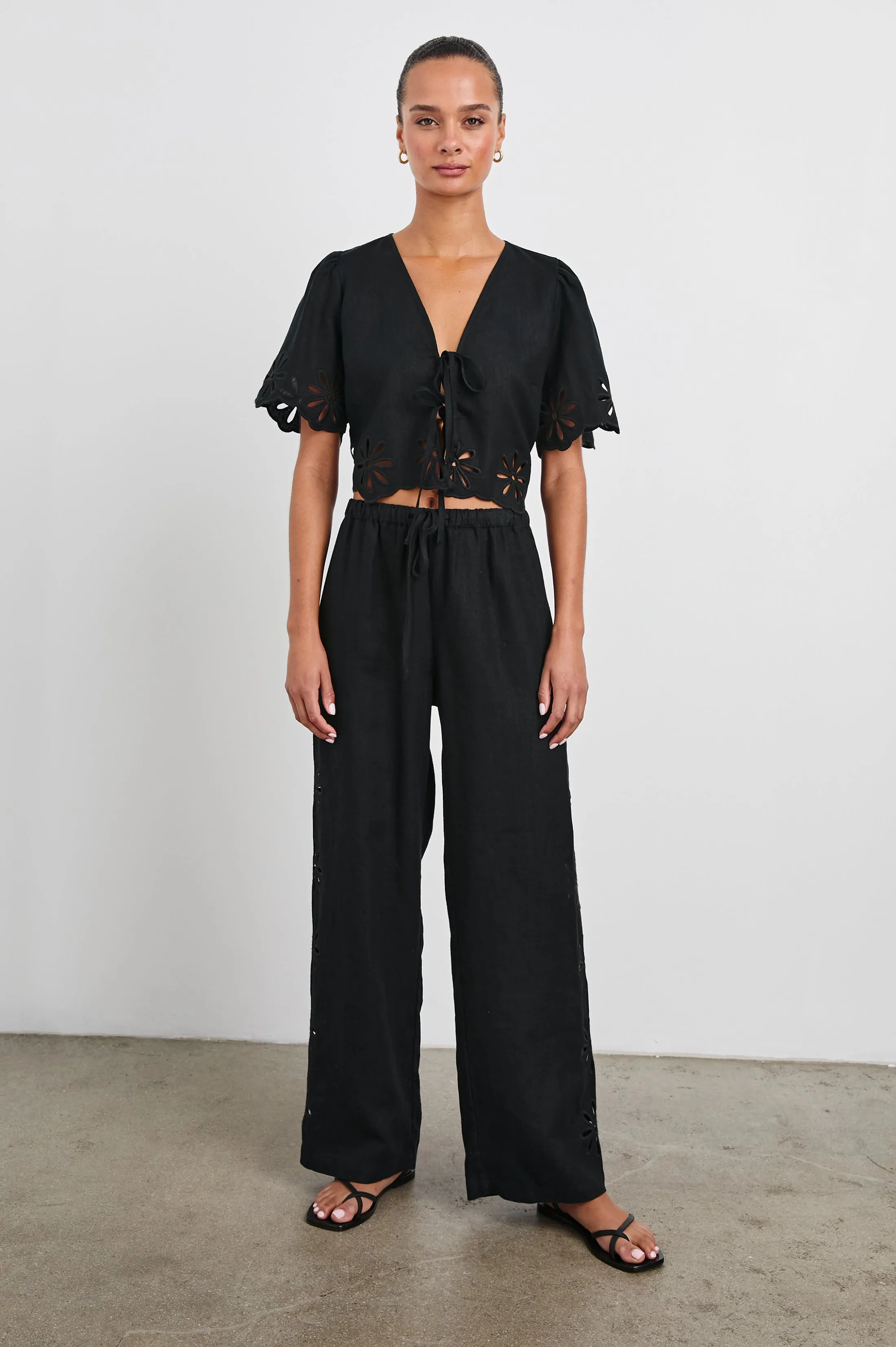 PARI TOP - BLACK EYELET Rails