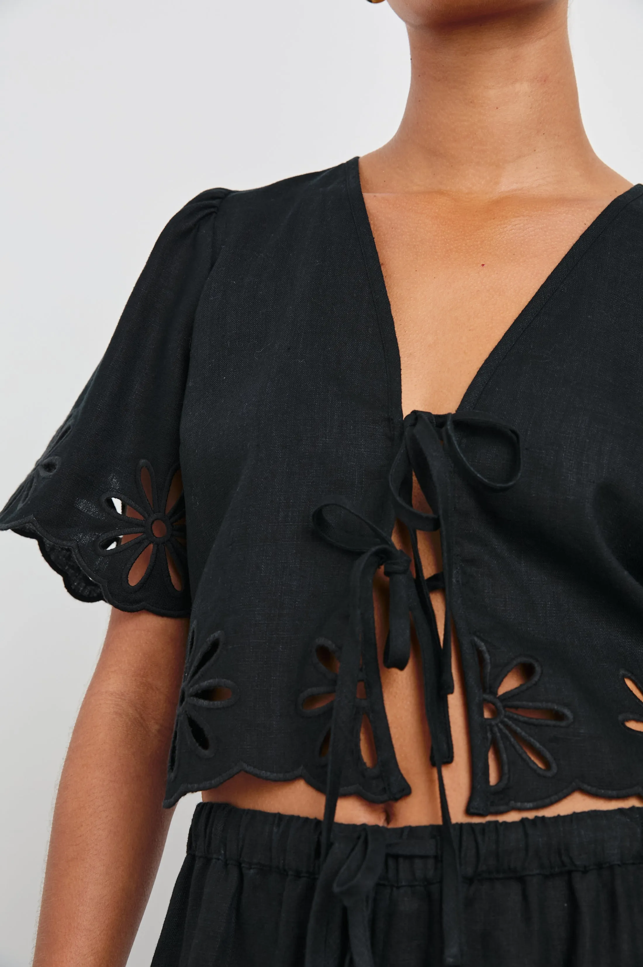PARI TOP - BLACK EYELET Rails
